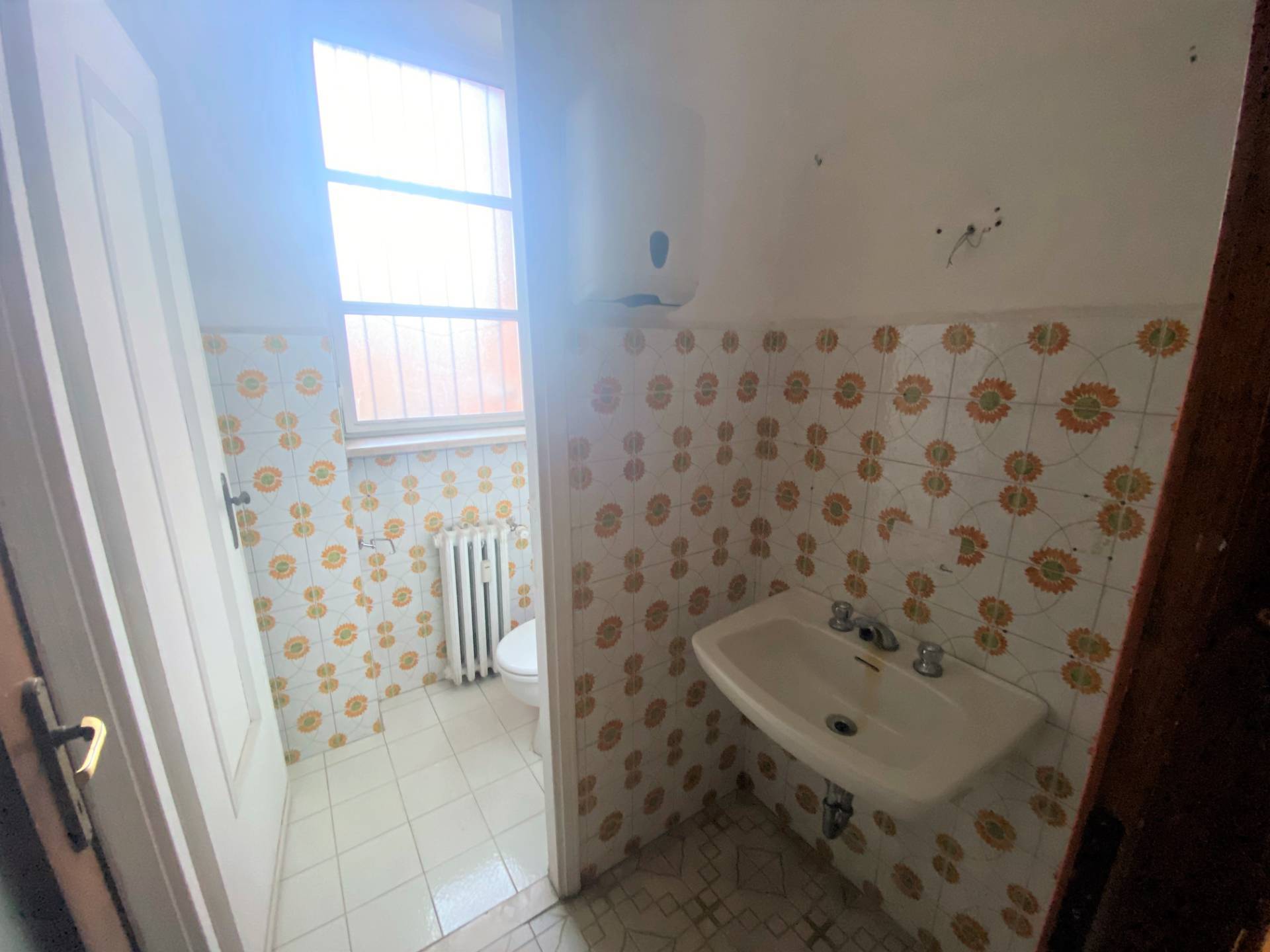 Locale commerciale in affitto a Collegno, Centro - Santa Maria