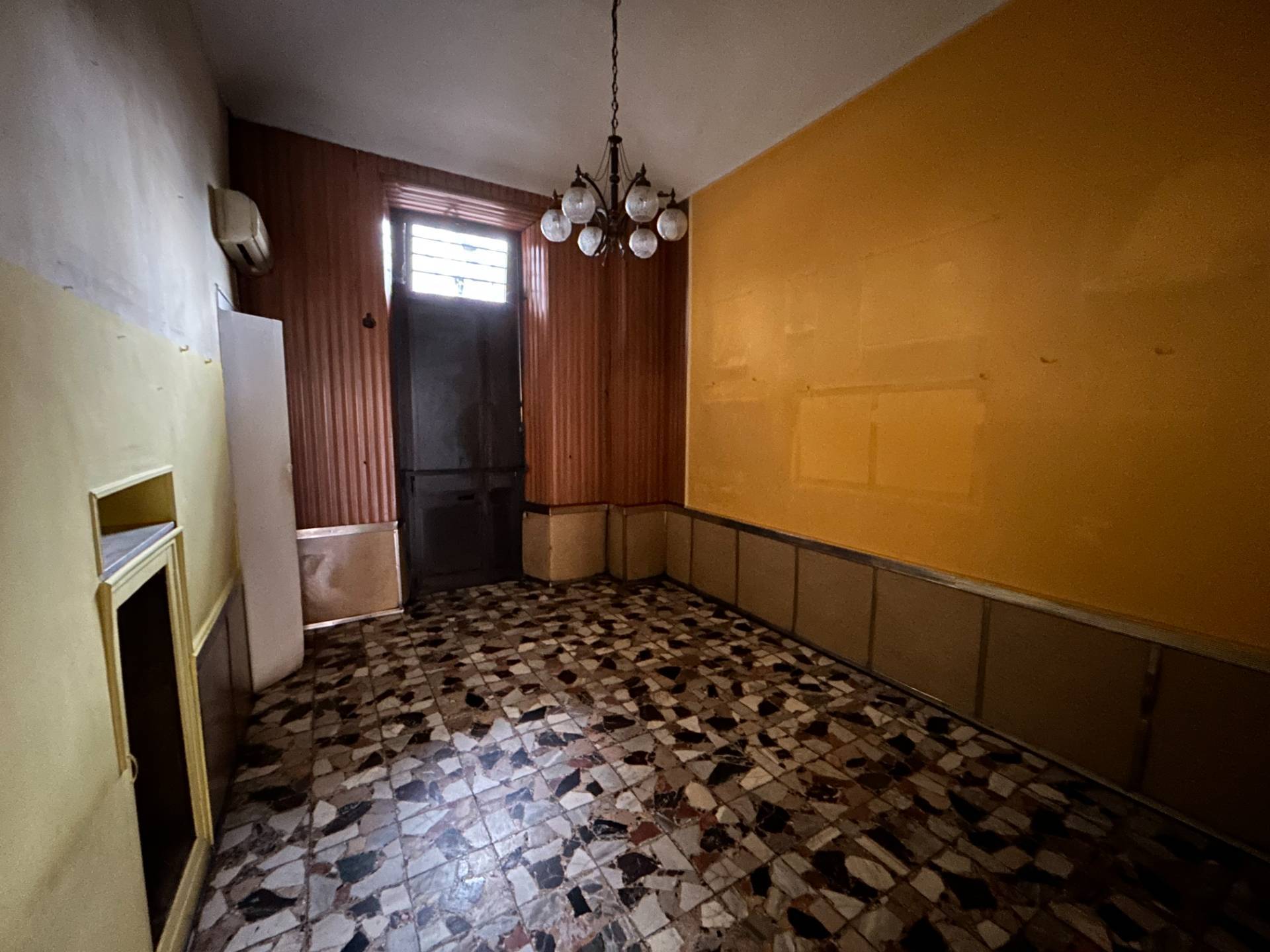 Locale commerciale in affitto a Torino, Valdocco - Aurora