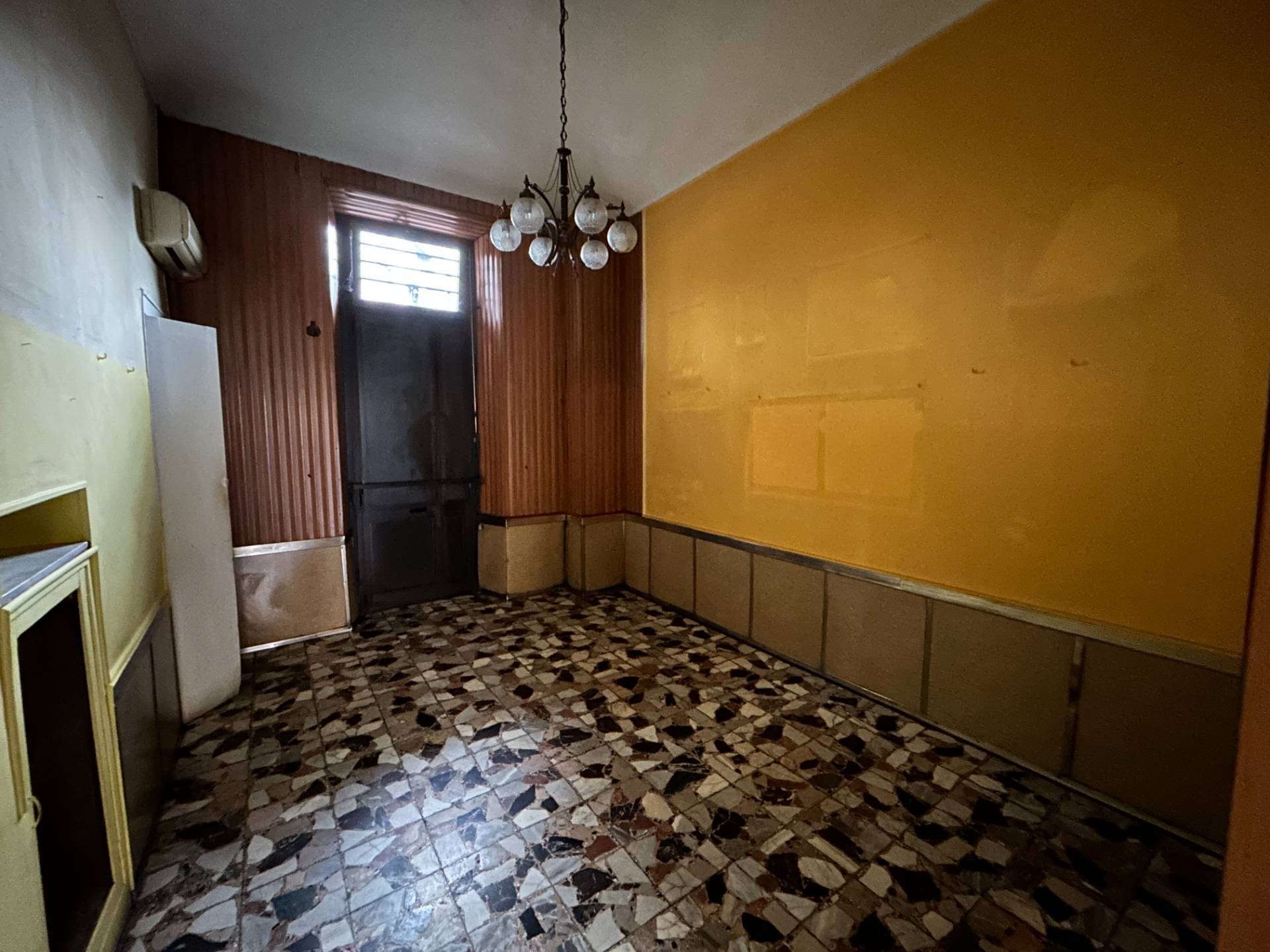 Locale commerciale in affitto a Torino, Valdocco - Aurora