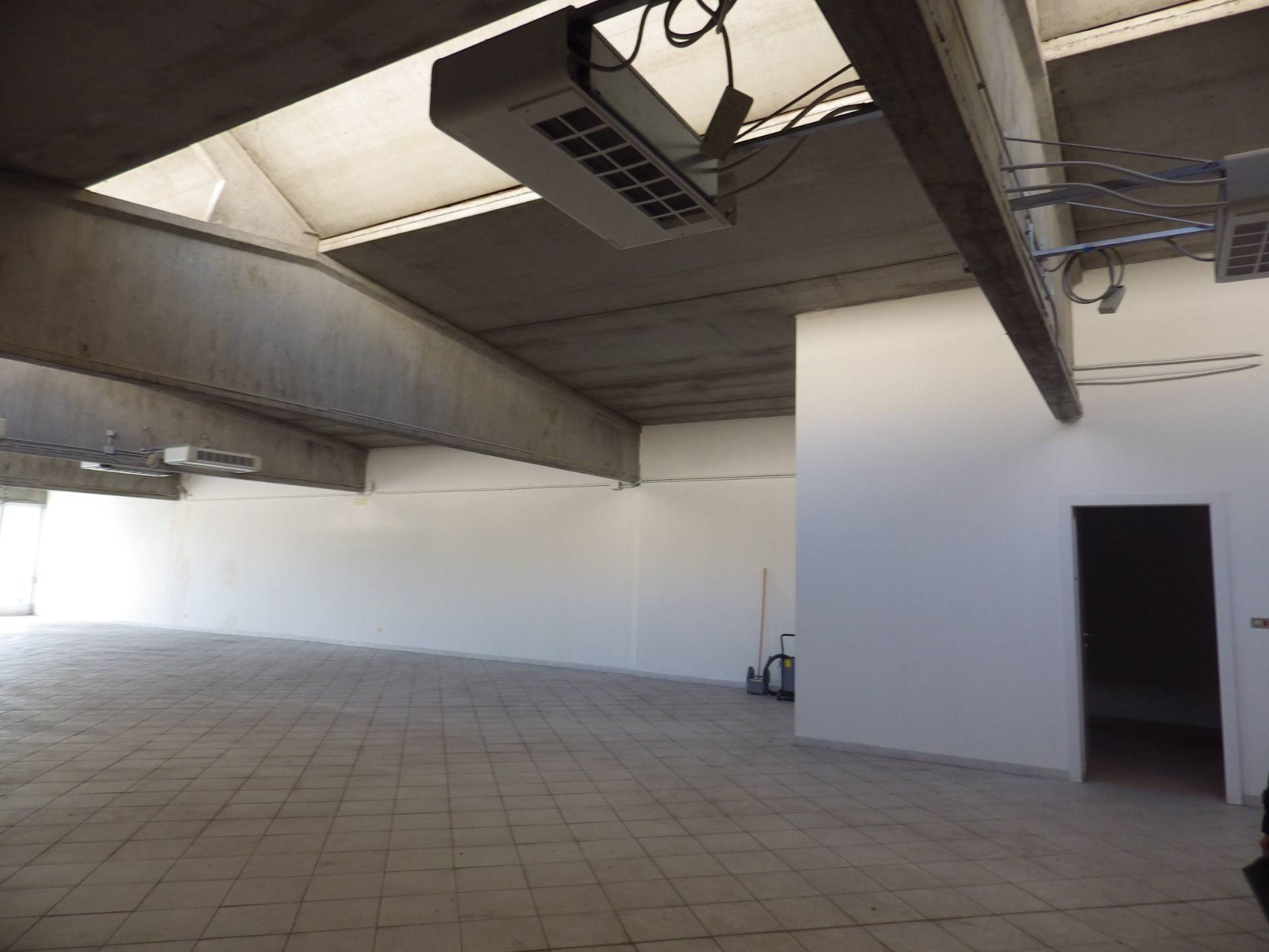 Locale commerciale in vendita a Rosta, Corso Moncenisio