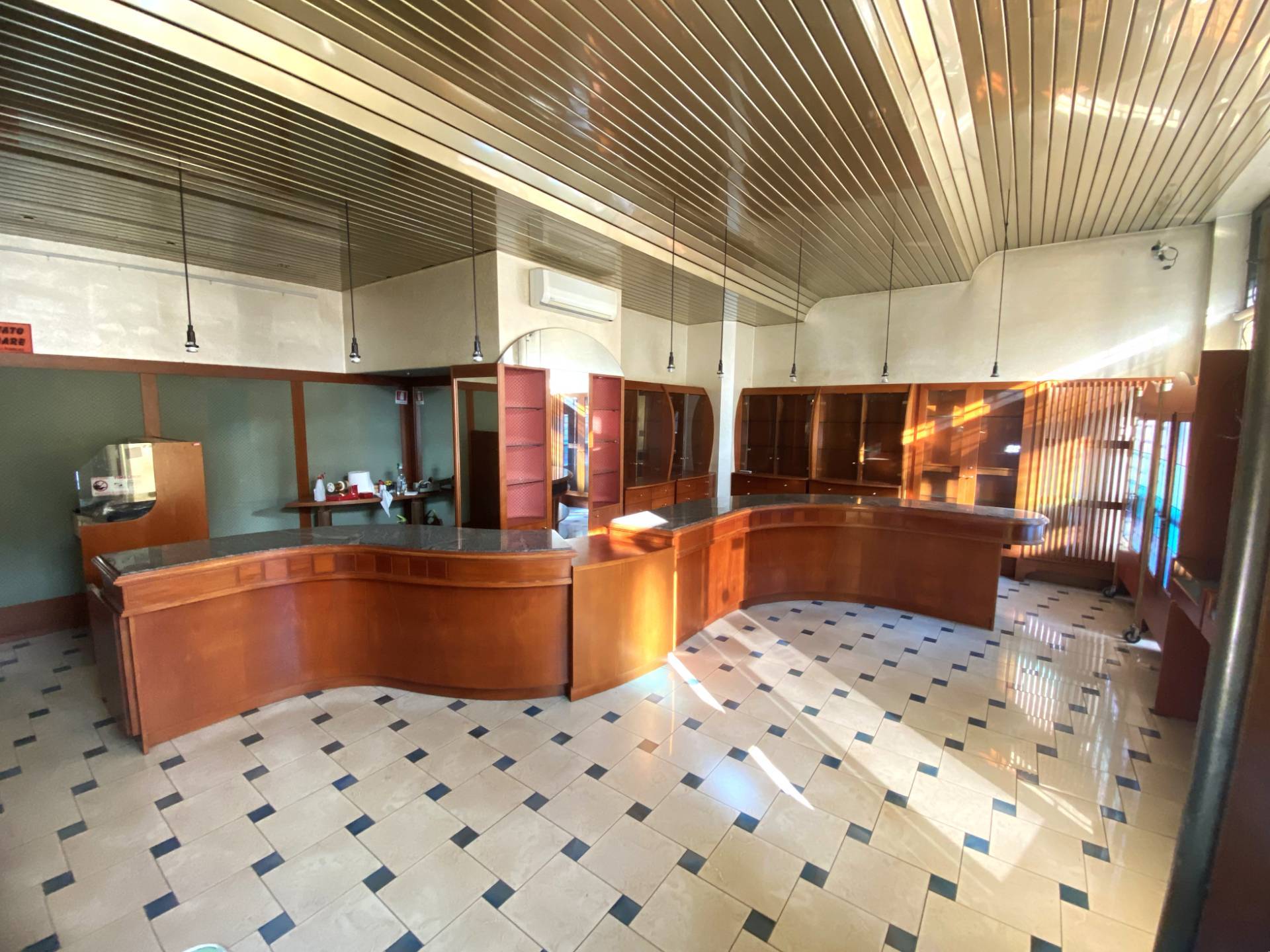 Locale commerciale in vendita a Collegno, Viale Xxiv Maggio