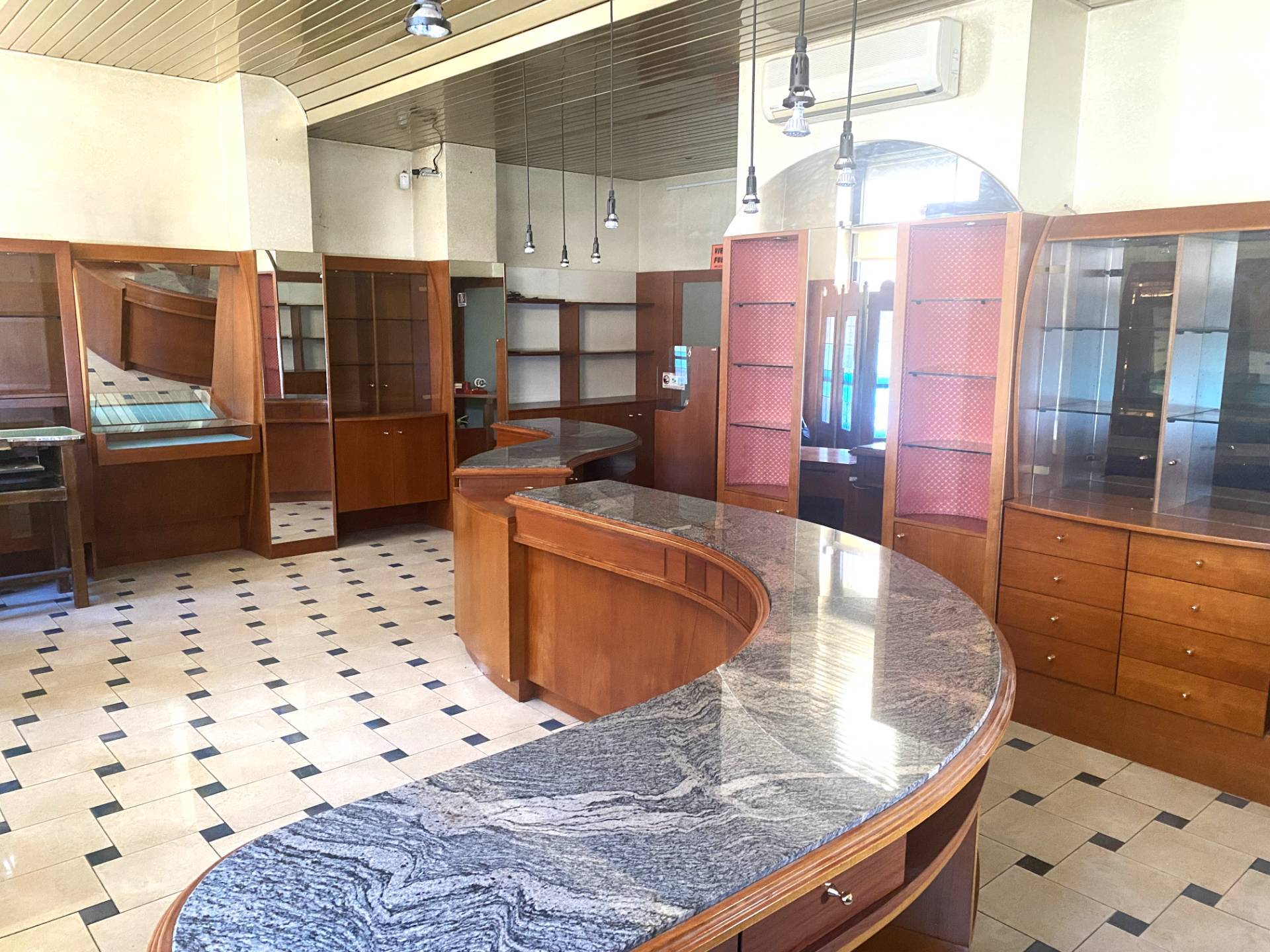 Locale commerciale in vendita a Collegno, Viale Xxiv Maggio