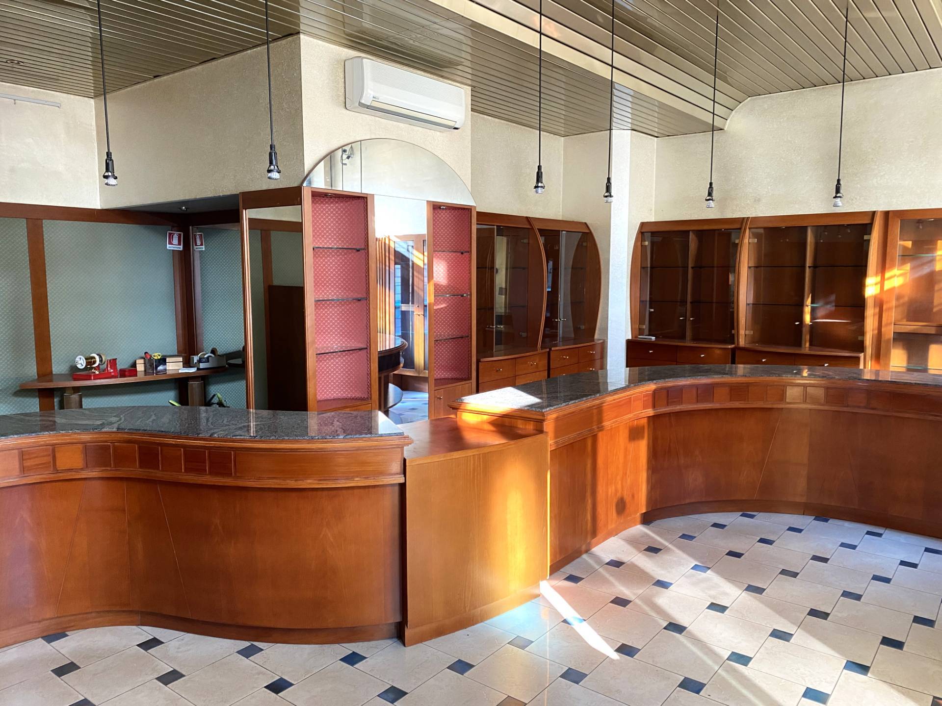 Locale commerciale in vendita a Collegno, Viale Xxiv Maggio