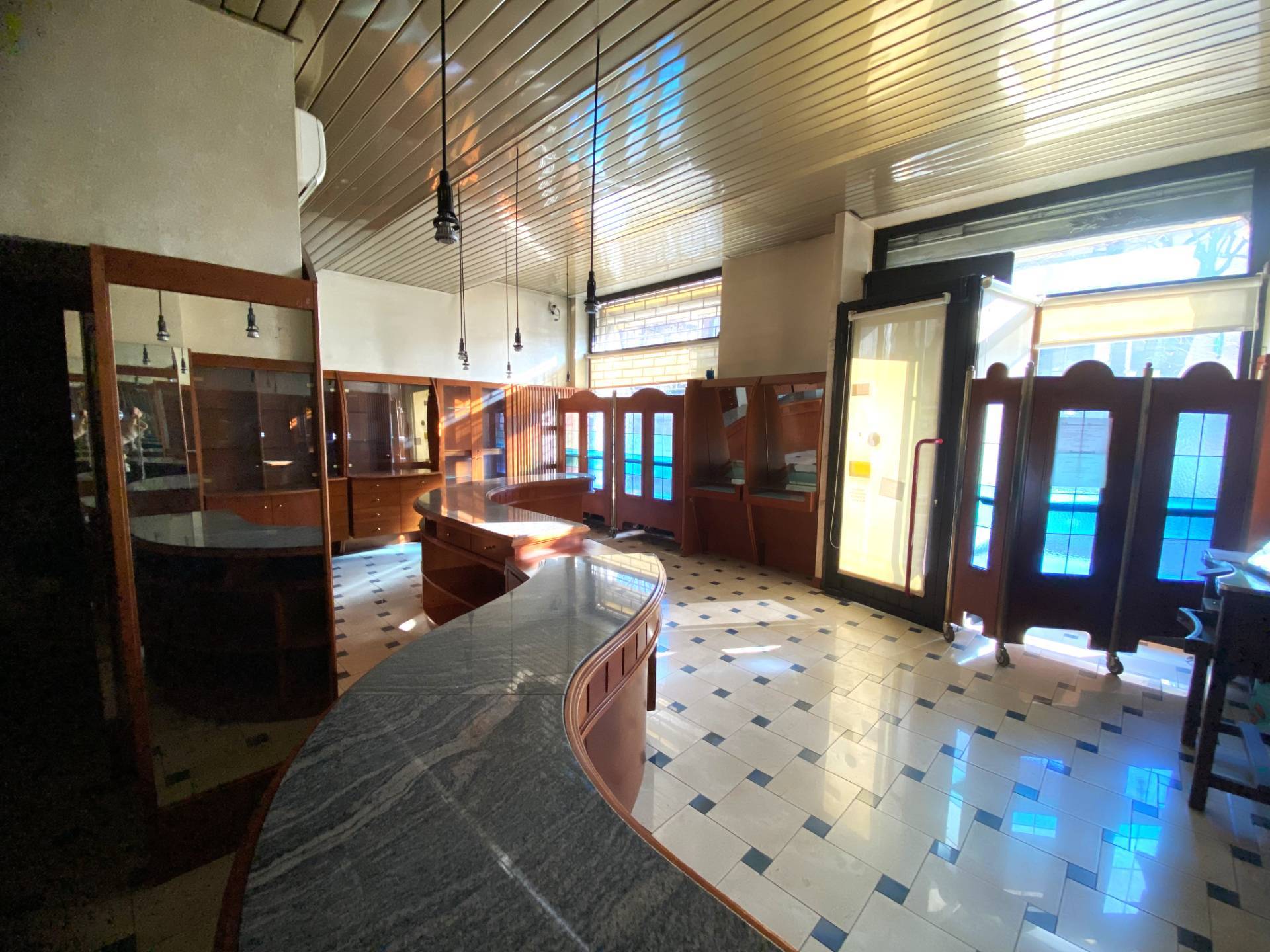 Locale commerciale in vendita a Collegno, Viale Xxiv Maggio