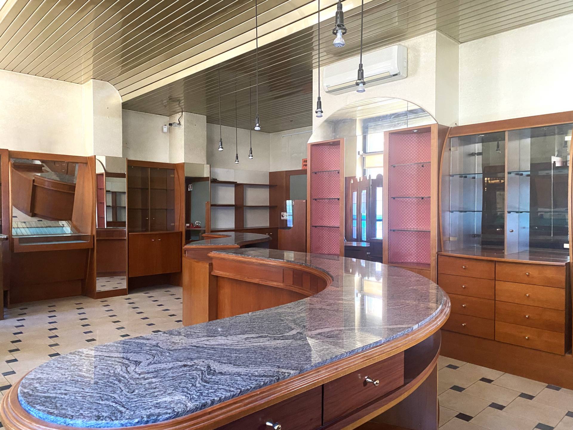 Locale commerciale in vendita a Collegno, Viale Xxiv Maggio