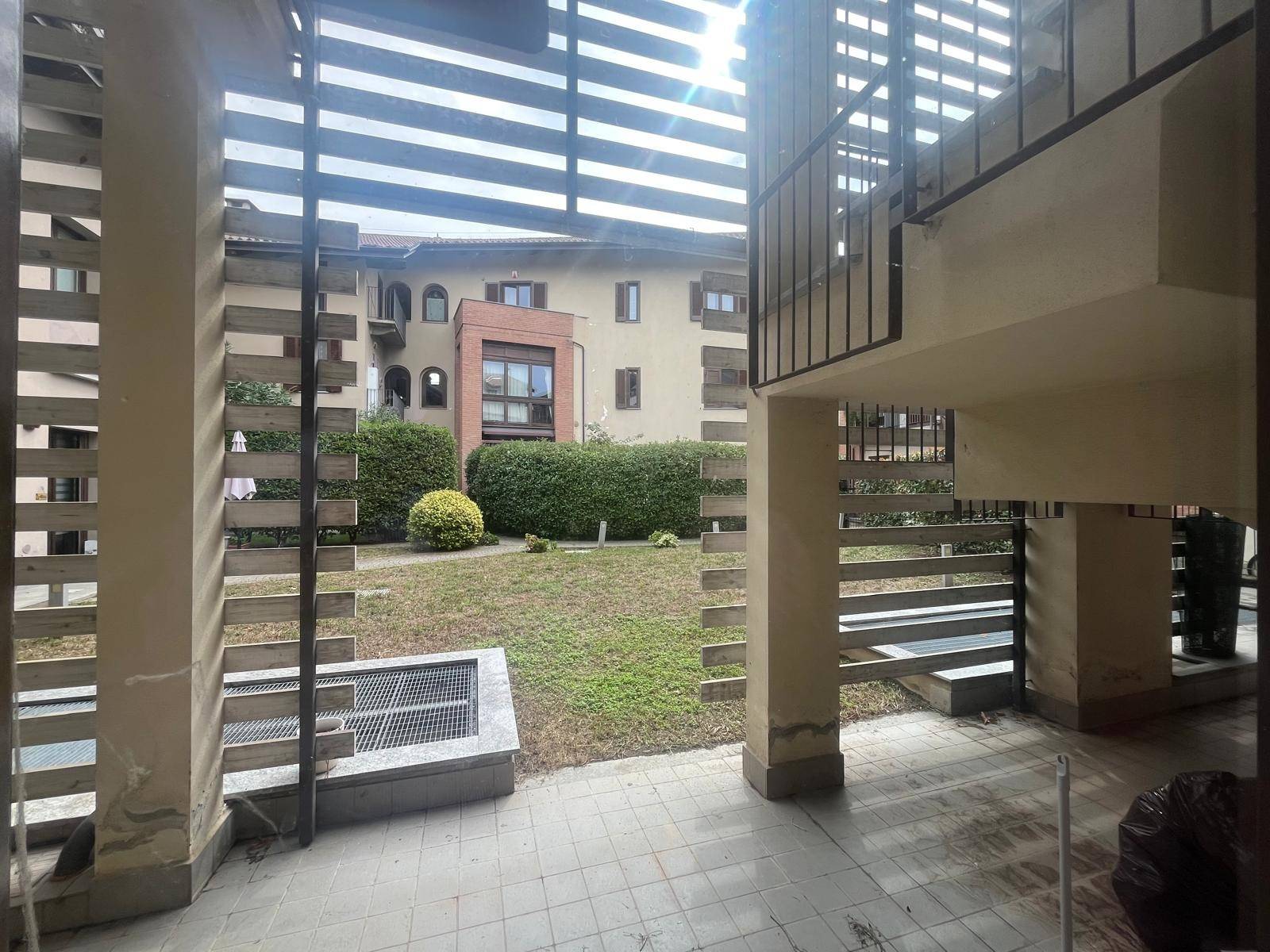 Locale commerciale in affitto a Collegno, Centro Paese