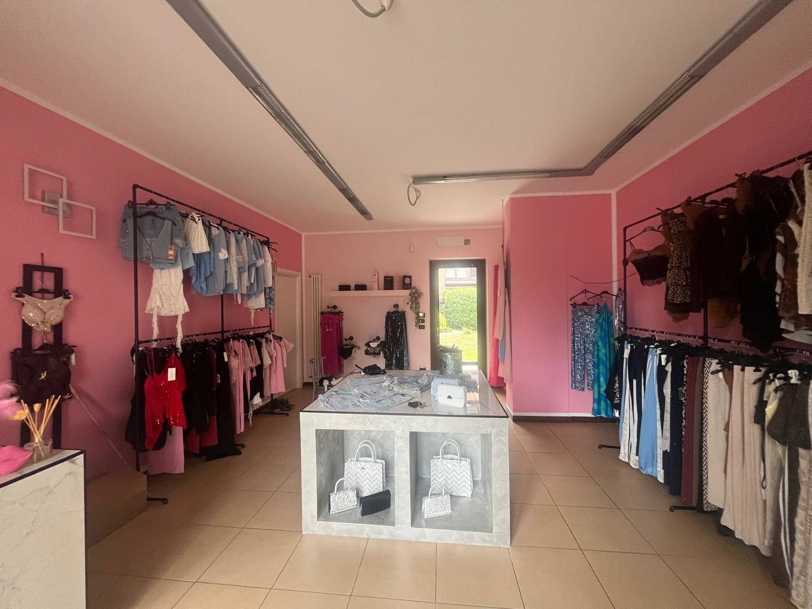 Locale commerciale in affitto a Collegno, Centro Paese