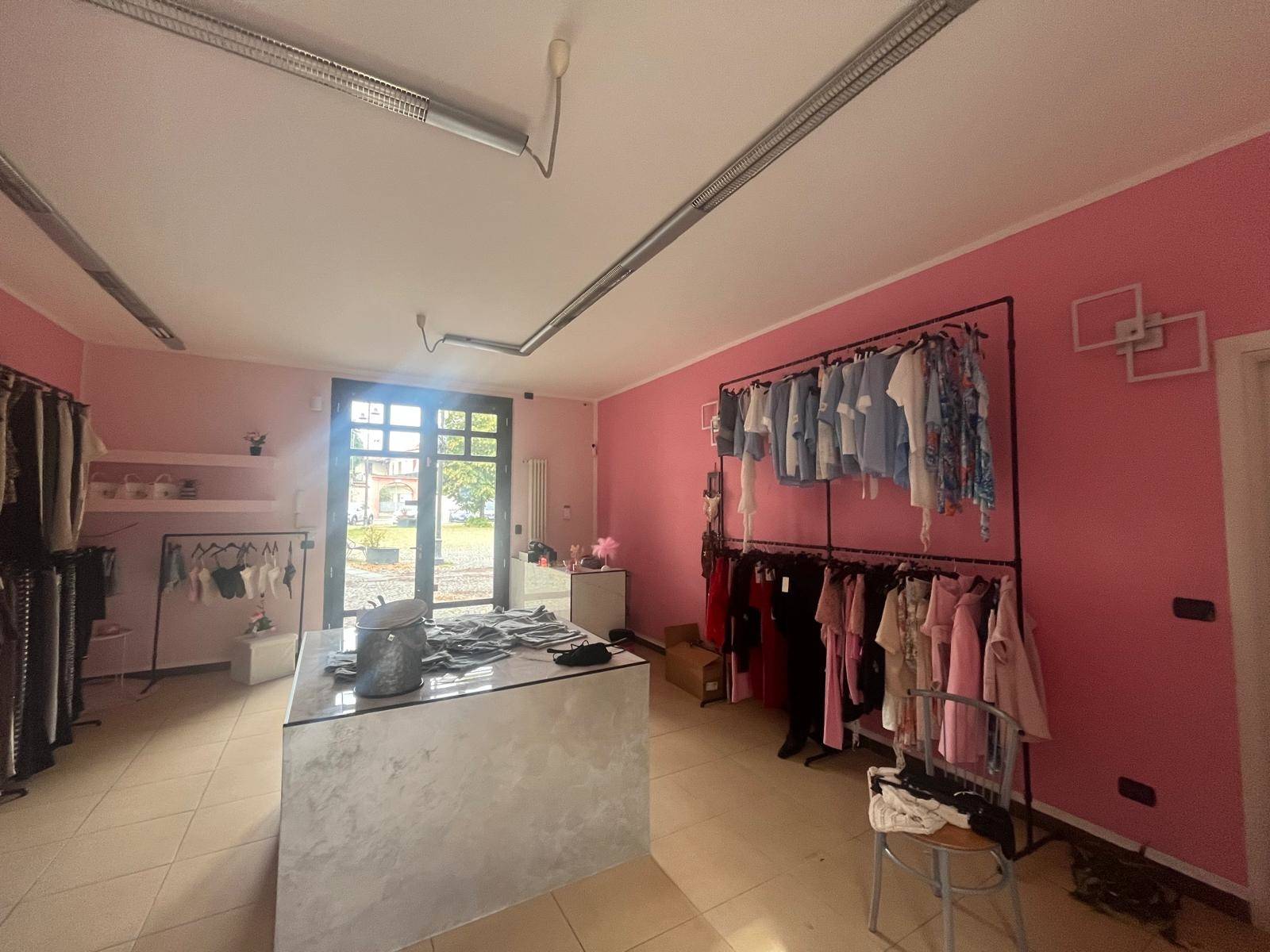 Locale commerciale in affitto a Collegno, Centro Paese