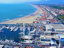 Locale commerciale in vendita a Viareggio, Centro