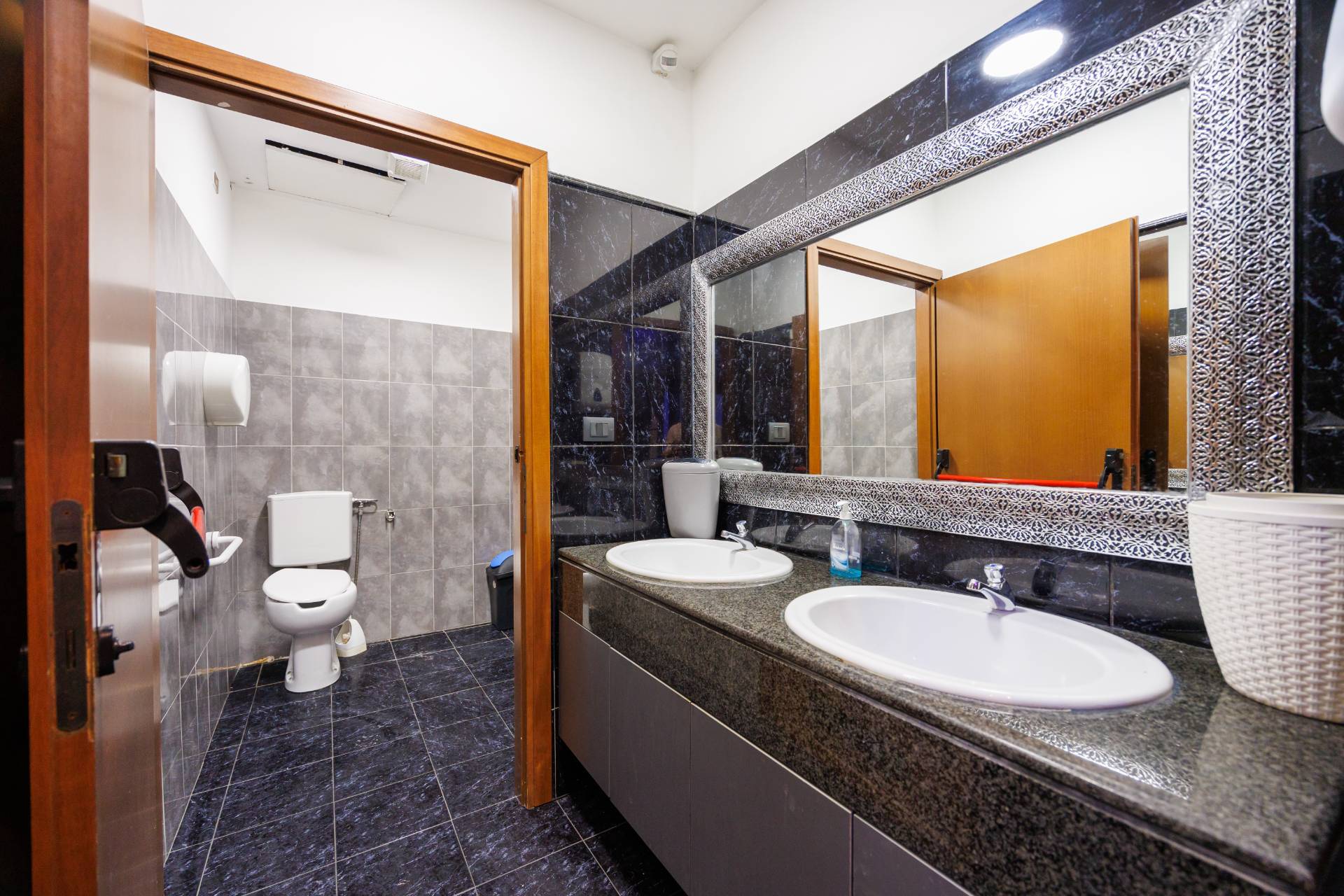 Locale commerciale in vendita a Torino, San Salvario