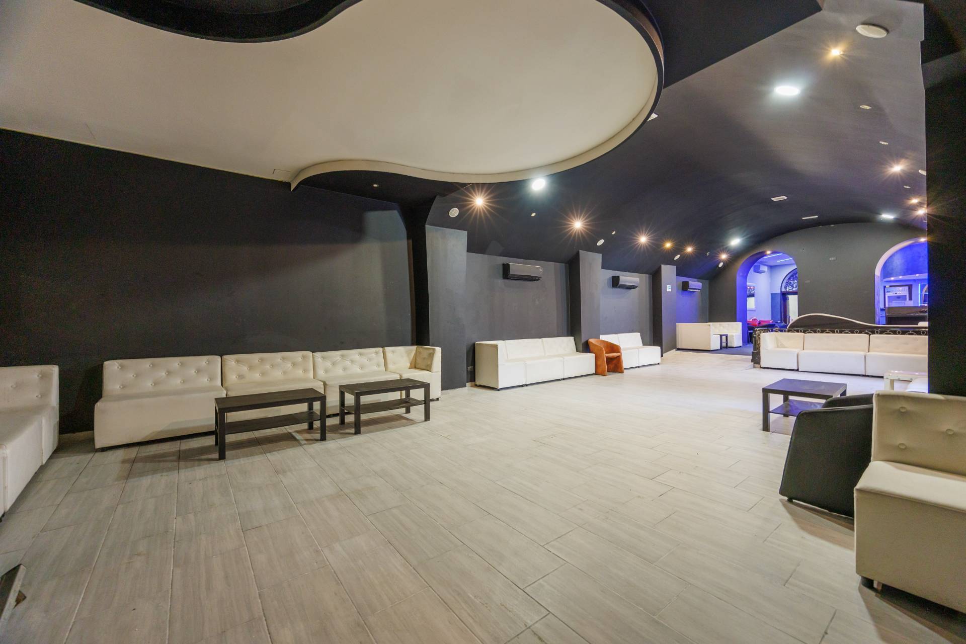 Locale commerciale in vendita a Torino, San Salvario