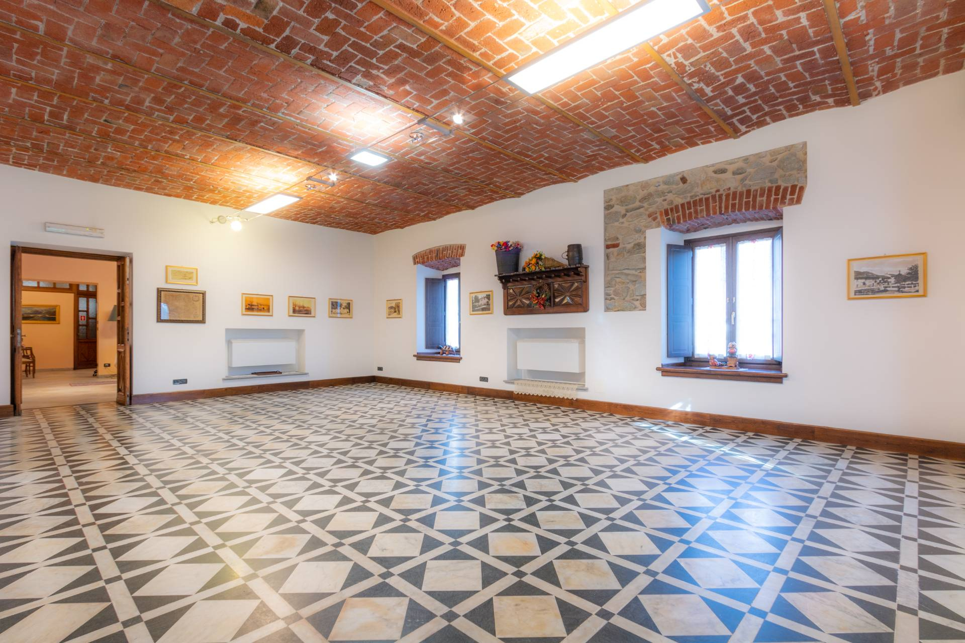 Struttura Commerciale in vendita a Villar Focchiardo, Periferica