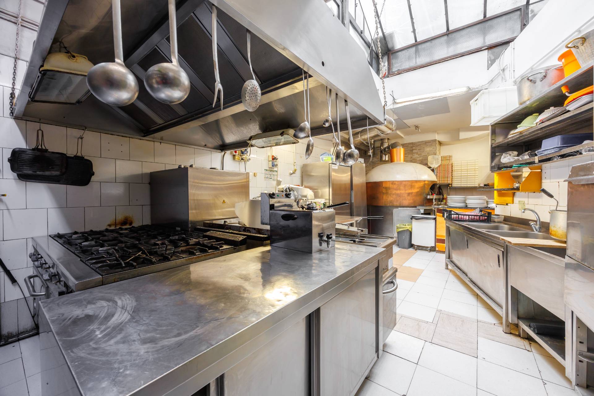 Locale commerciale in vendita a Torino, San Salvario