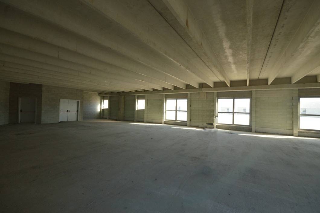 Locale commerciale in affitto a Grugliasco