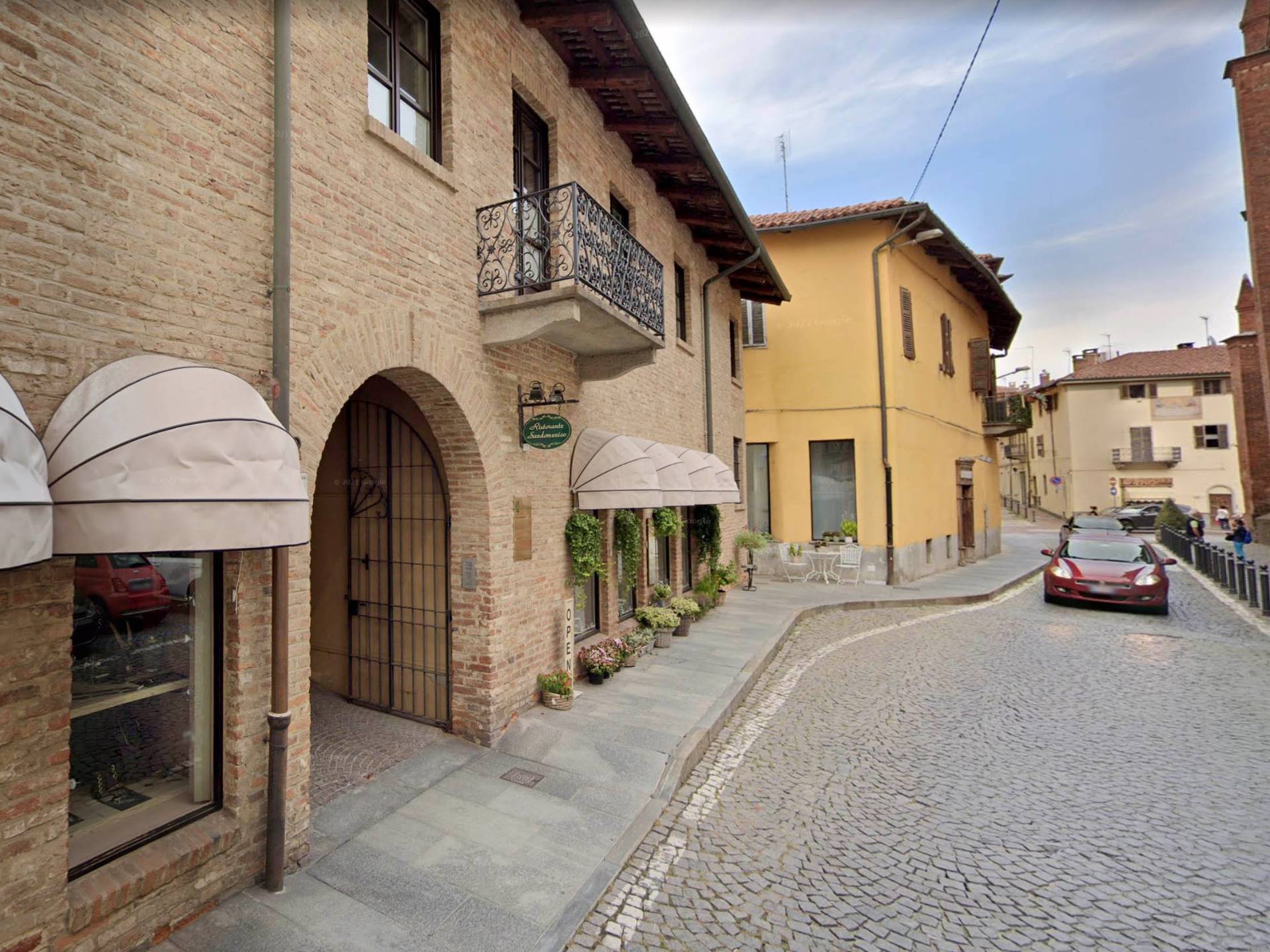 Locale commerciale in vendita a Chieri, Centro Storico