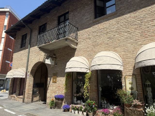 Locale commerciale in vendita a Chieri, Centro Storico
