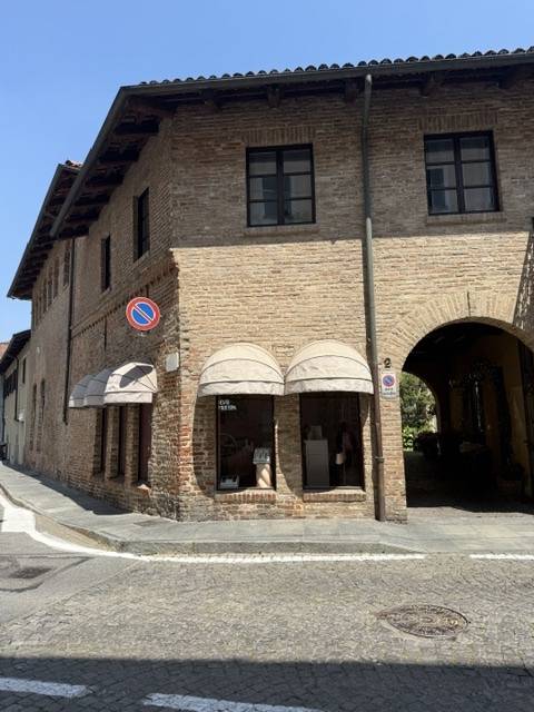 Locale commerciale in vendita a Chieri, Centro Storico