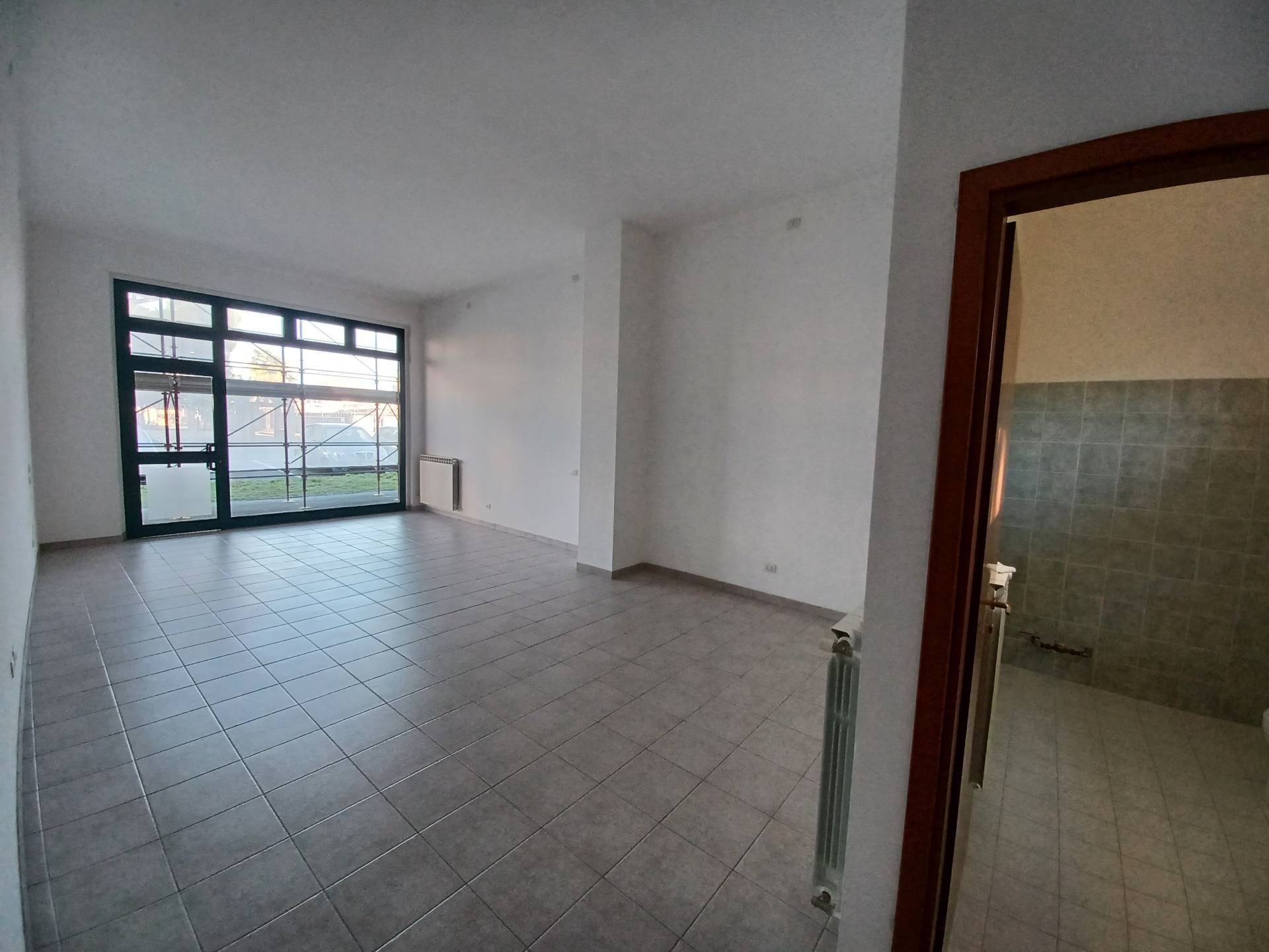 Locale commerciale in affitto a Fagnano Olona