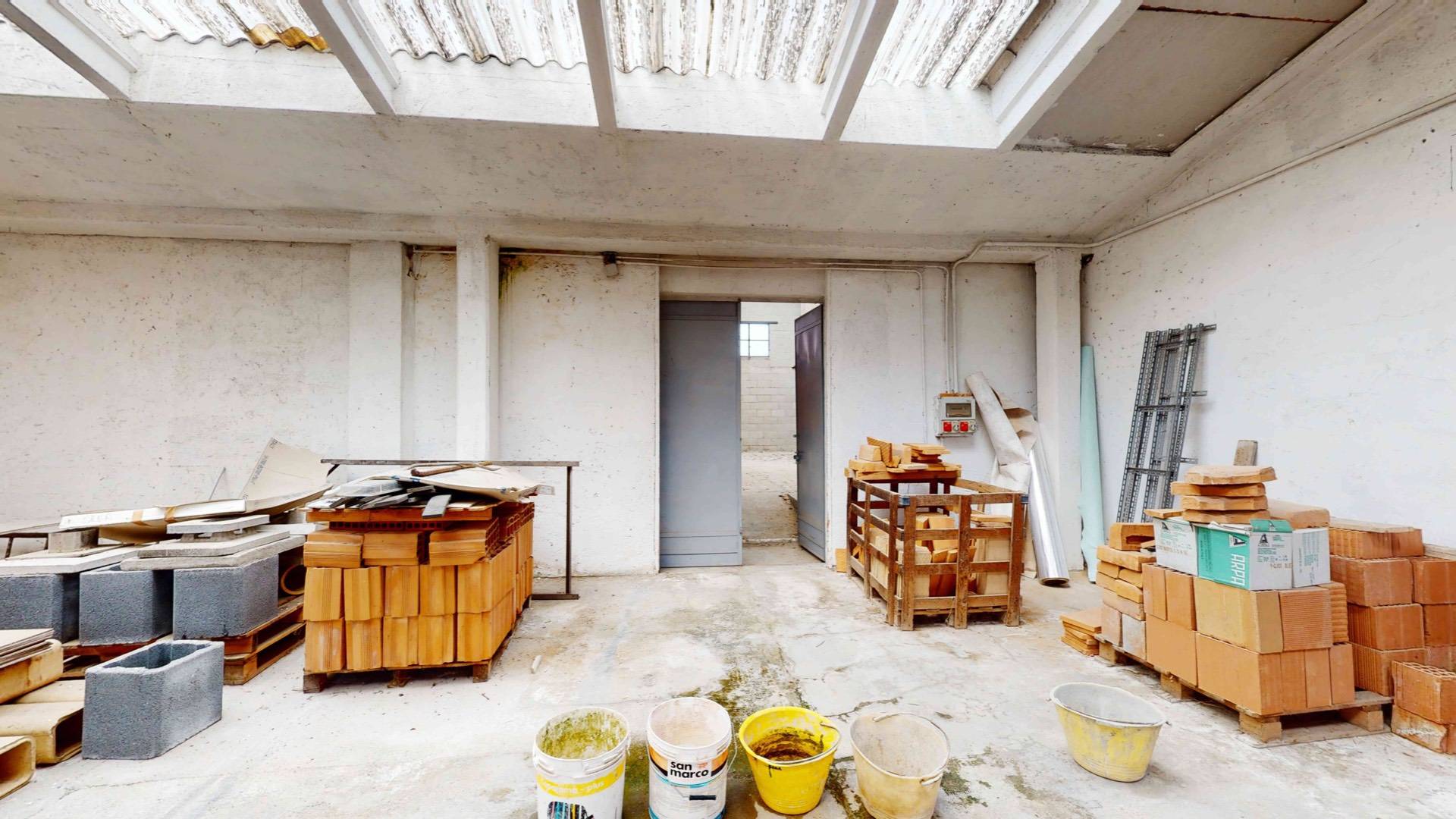 Capannone in vendita a Venegono Superiore