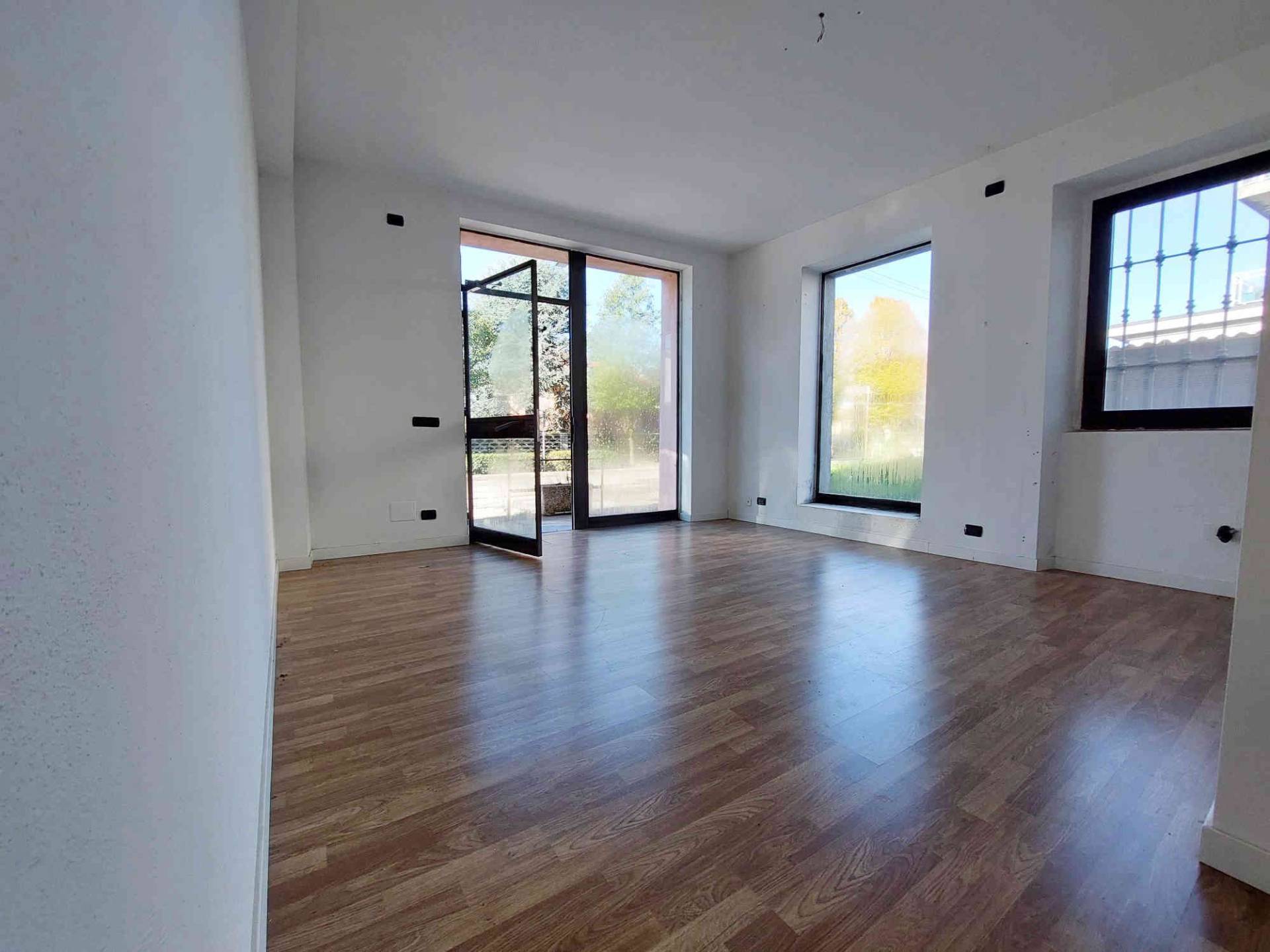 Locale commerciale in vendita a Venegono Superiore