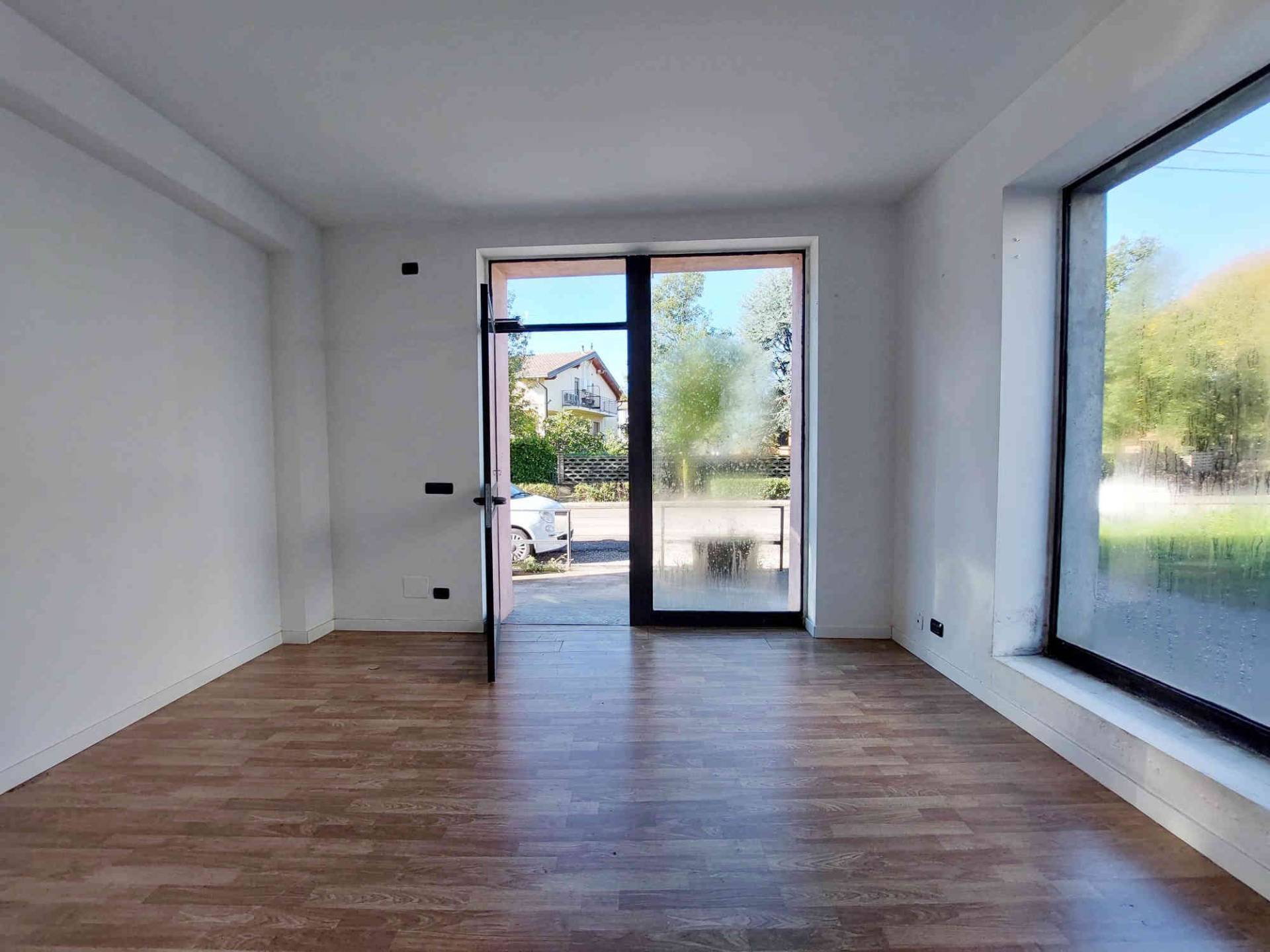 Locale commerciale in vendita a Venegono Superiore