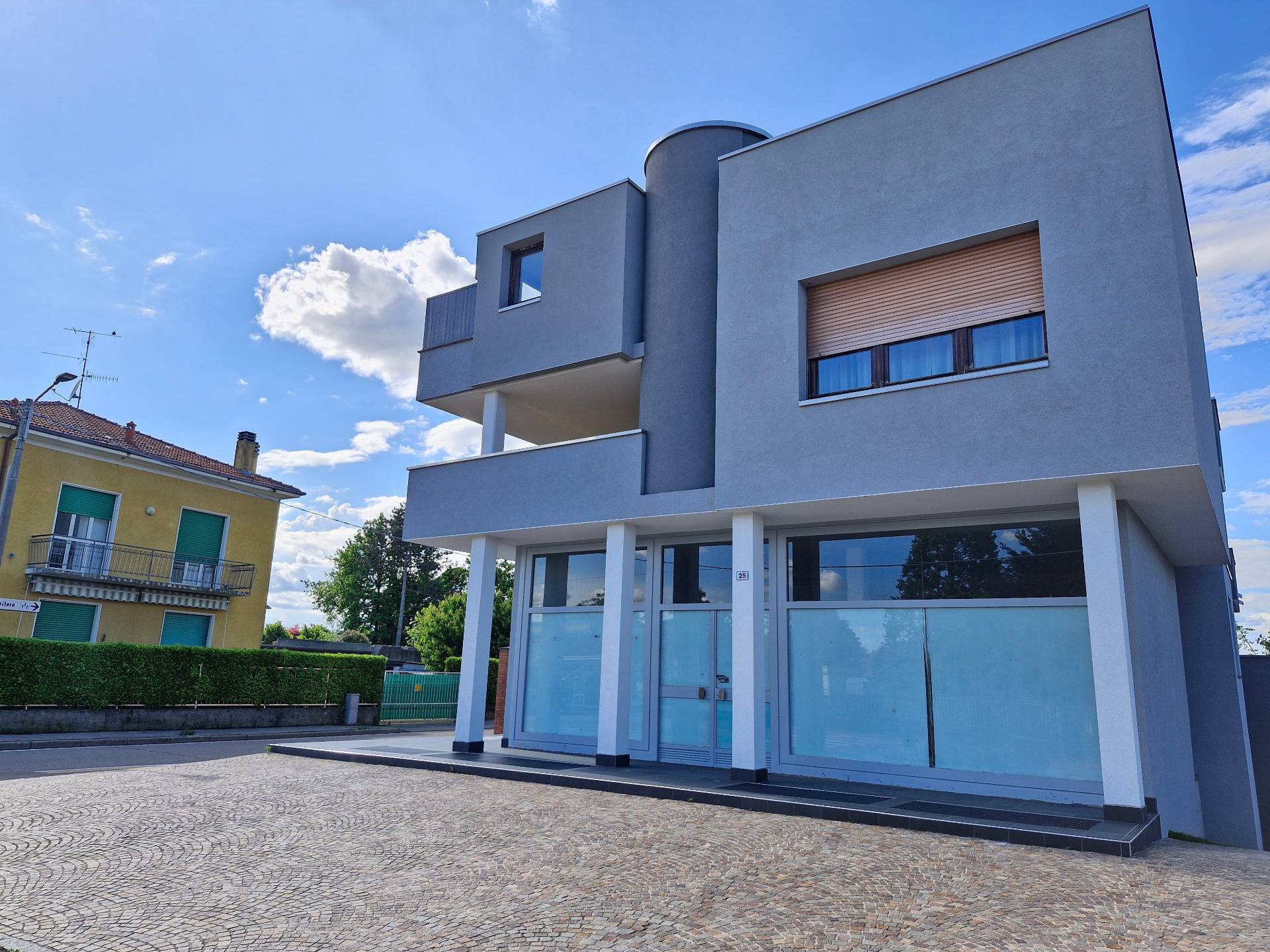 Locale commerciale in vendita a Lonate Ceppino