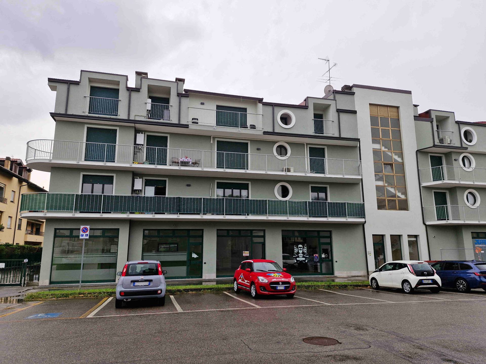 Locale commerciale in affitto a Fagnano Olona