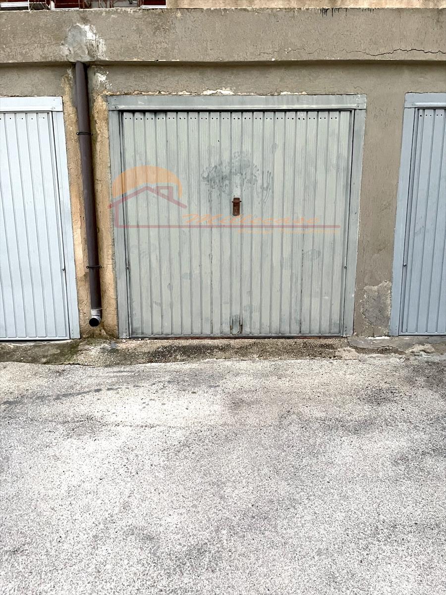 Box/Garage 18mq con box in via sicilia, Siracusa