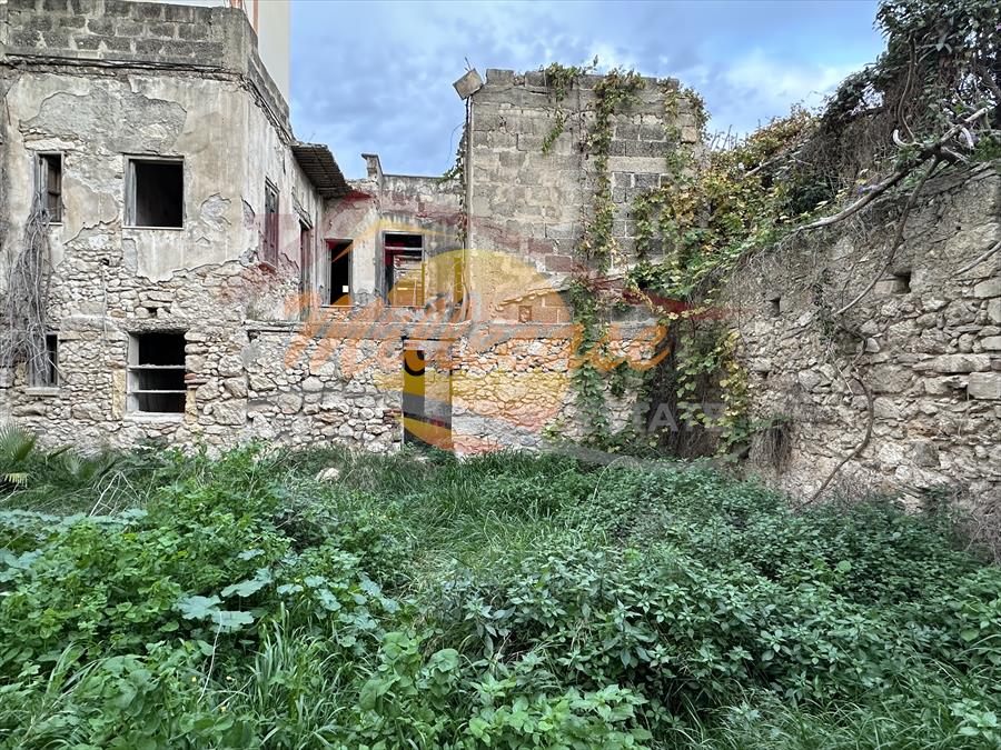 Stabile/Palazzo con giardino in via venezia, Siracusa