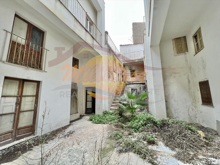 Casa vacanza 5 Locali o pi con giardino in piazza euripide, Siracusa