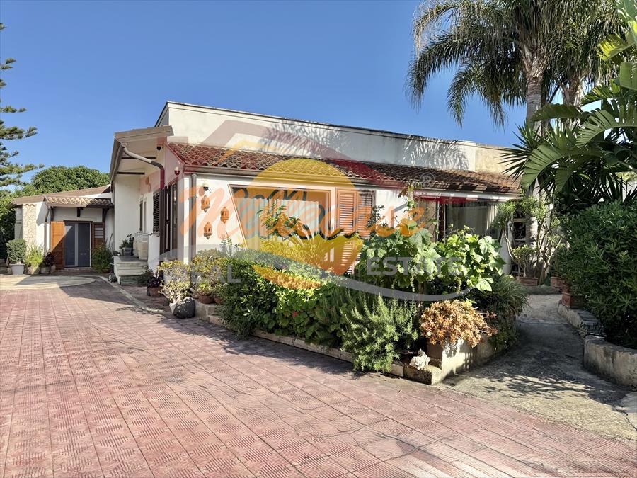 Villa con giardino in via del luccio, Siracusa