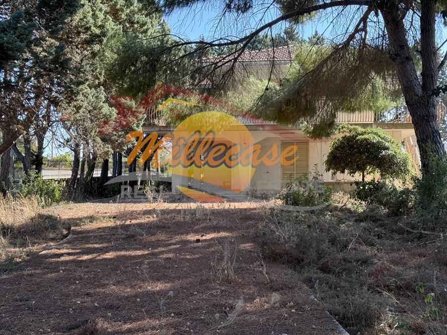 Villa con giardino in via mar di bering, Siracusa