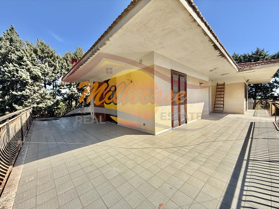 Villa con giardino in via mar di bering, Siracusa