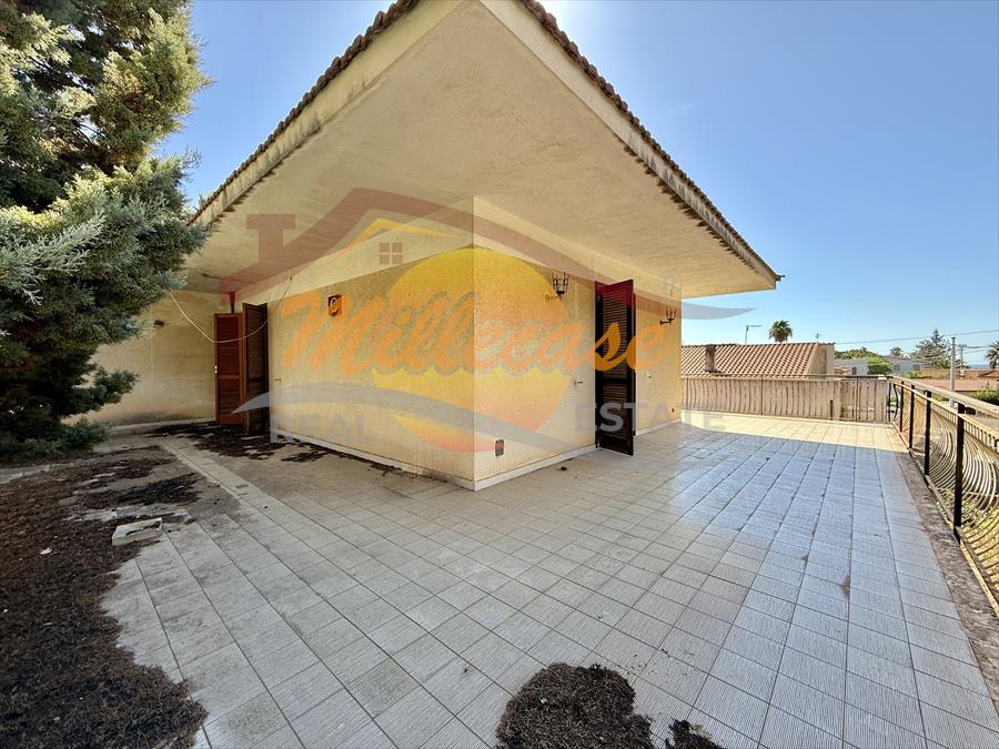 Villa con giardino in via mar di bering, Siracusa