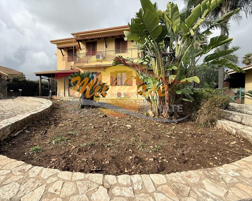 Villa con giardino in viale garrone, Melilli