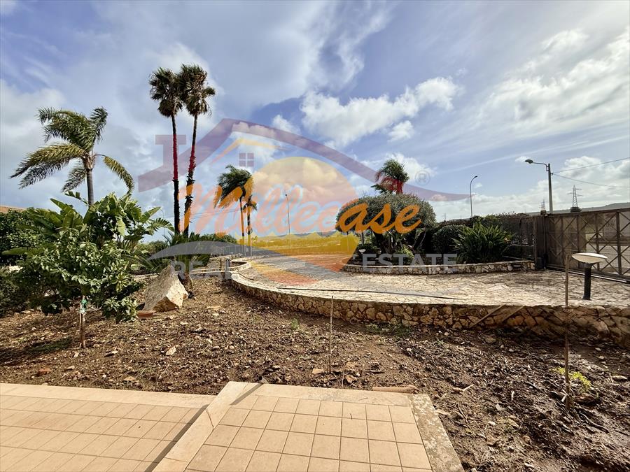 Villa con giardino in viale garrone, Melilli