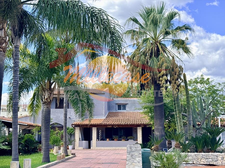 Villa con giardino in via lido sacramento, Siracusa