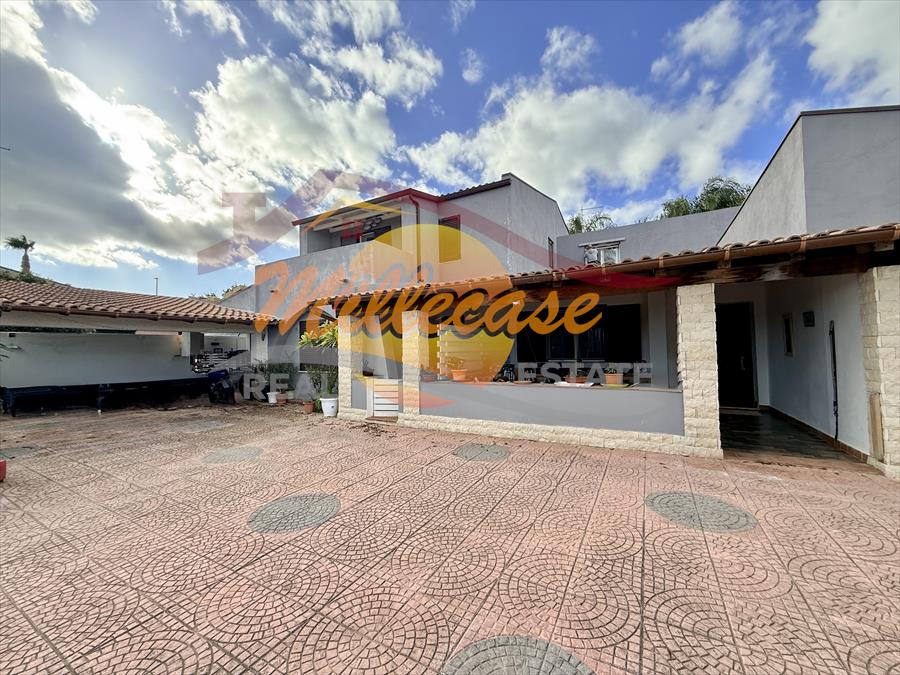 Villa con giardino in via lido sacramento, Siracusa