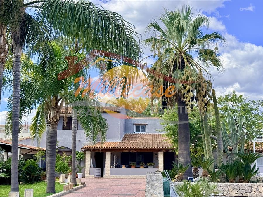 Villa con giardino in via lido sacramento, Siracusa