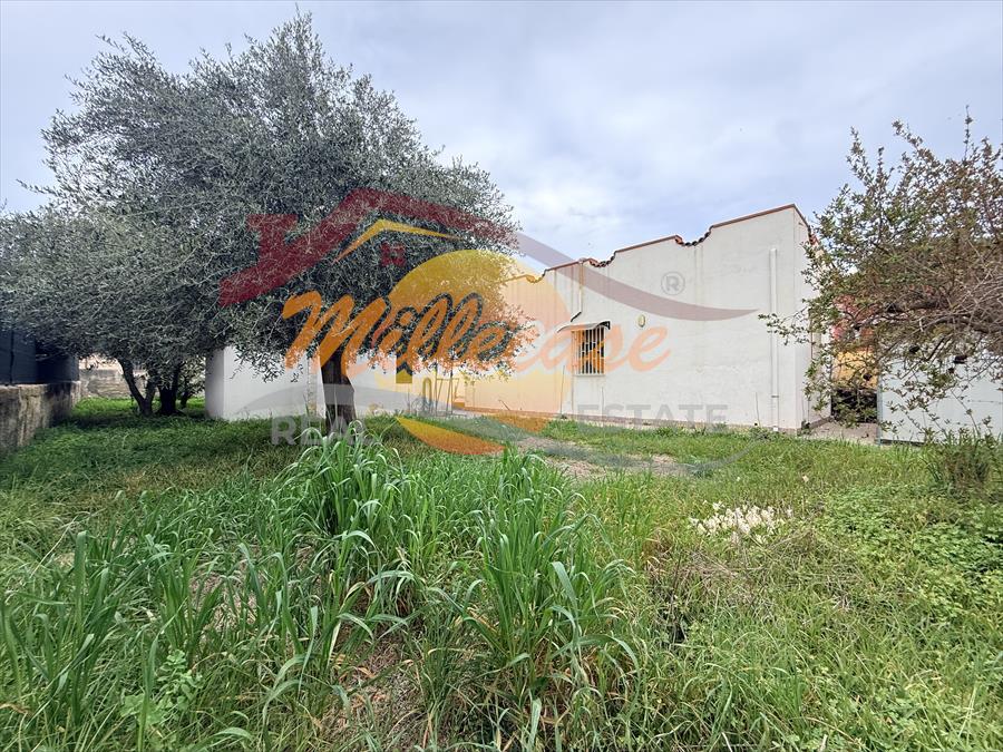 Villa con giardino in traversa pozzo di mazza, Siracusa