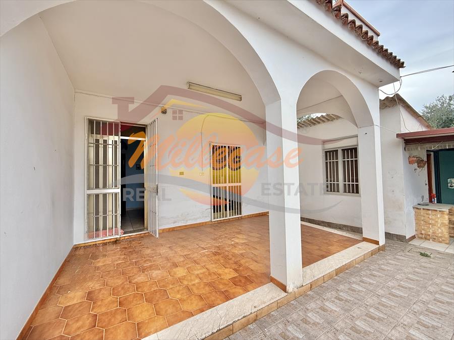 Villa con giardino in traversa pozzo di mazza, Siracusa