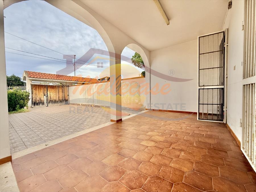 Villa con giardino in traversa pozzo di mazza, Siracusa