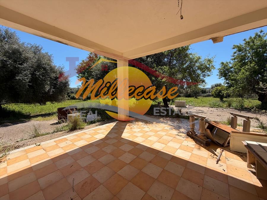 Villa con giardino in contrada monasteri, Floridia