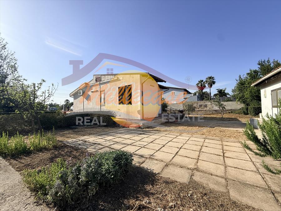 Villa con giardino in tivoli, Siracusa