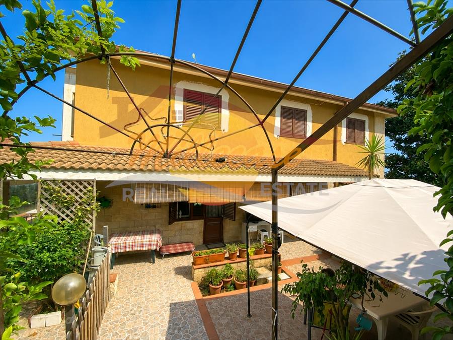 Villa con giardino in via priamo, Siracusa