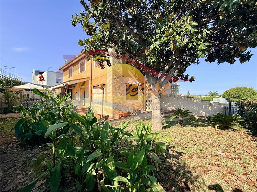 Villa con giardino in via priamo, Siracusa