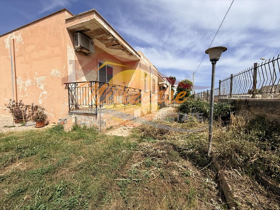 Villa con giardino in viale garrone, Siracusa