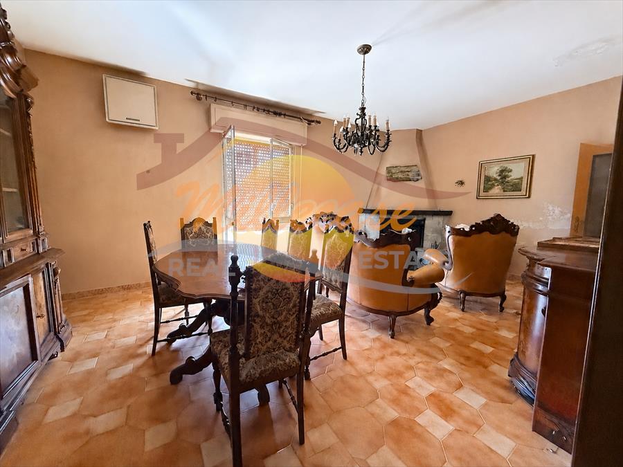 Villa con giardino in viale garrone, Siracusa