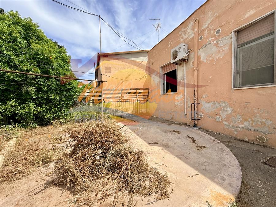 Villa con giardino in viale garrone, Siracusa