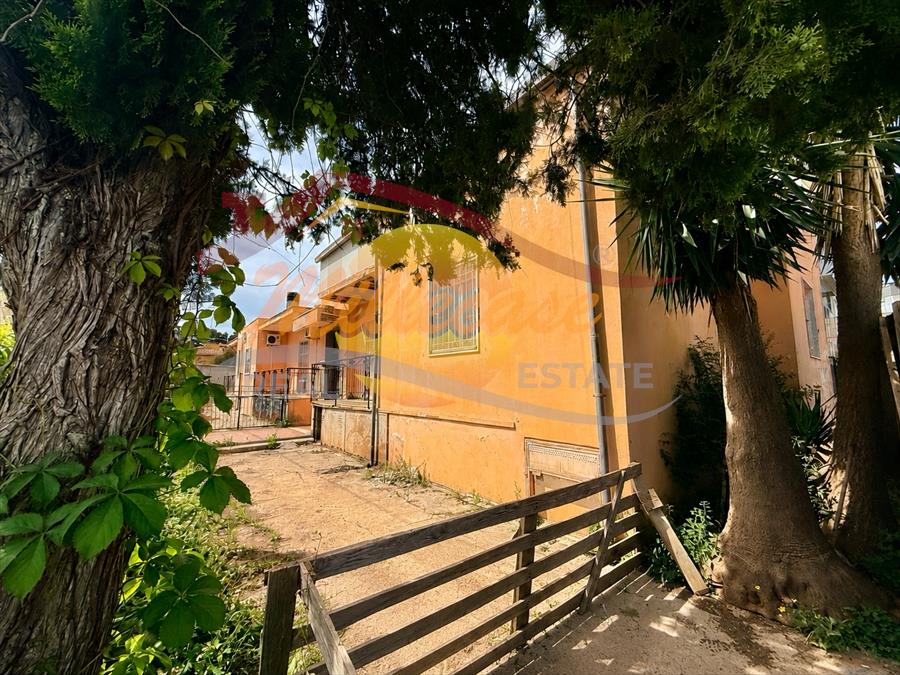 Villa con giardino in viale garrone, Siracusa